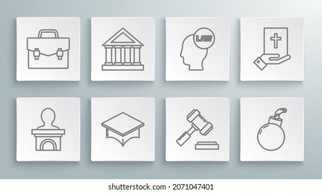 Fijar la línea de escenario o debatir la tribuna de podio, edificio de la corte, gorro de graduación, gavel del juez, bomba lista para explotar, cabeza con ley, jurar la Sagrada Biblia e ícono de la Maleta. Vector