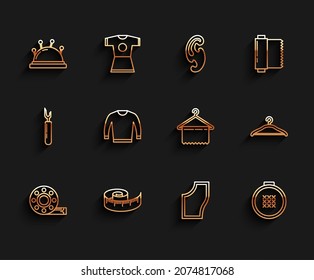 Ajuste la medida de la cinta de línea, la cama y las agujas de aguja, el patrón de costura, el aro de bordado ajustable redondo, el suéter, el armario de la colgante y el icono. Vector