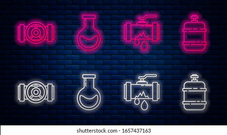 Set-Line-Prüfrohr und -Kolben, gebrochenes Metallrohr mit undichtem Wasser, Industrie-Metallrohre und Ventile und Propan-Gasbehälter. Leuchtendes Neonsymbol an der Ziegelwand. Vektorillustration