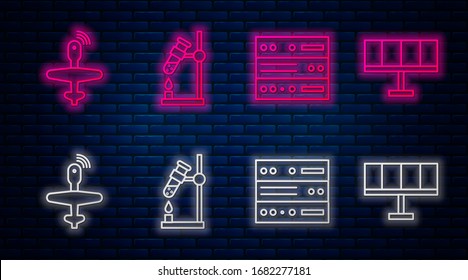 Ponga en funcionamiento el matraz del tubo de prueba en el fuego, servidor, datos, alojamiento web, drones UAV y panel de energía solar. Icono de neón brillante en la pared de ladrillo. Vector