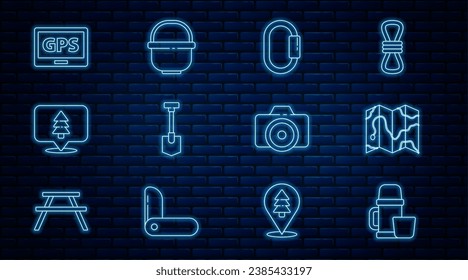 Set-Line Thermoskanne und Tasse, Position der Waldkarte, Carabiner, Schaufel, GPS-Gerät mit, Foto-Kamera und Camping-Topf Symbol. Vektorgrafik