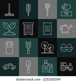 Set-Line-Traktor, Hühnerei in Box, Wasserdose, Gartengartengabel, Bienen, Pflanze, Rake und Pack voller Samen von Pflanzensymbol. Vektorgrafik