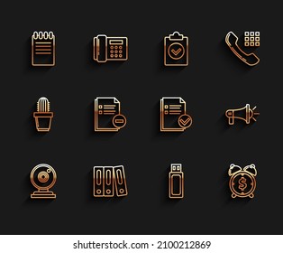 Configure la cámara web de línea, carpetas de Office con papeles y documentos, bloc de notas, unidad flash USB, símbolo de reloj de alarma, documento menos, megáfono e icono de marca de verificación. Vector