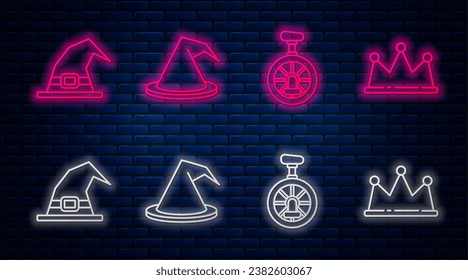 Fijar línea Sombrero de Brujas, Unicycle o una bicicleta de ruedas, Sombrero de Brujas y Corona. Icono de neón brillante en la pared de ladrillo. Vector