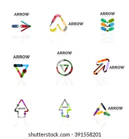 Conjunto de logotipos abstractos de flecha lineal, segmentos multicolores conectados de líneas en figuras de puntero direccional. Colección de iconos comerciales de alambre de vectores aislados en blanco