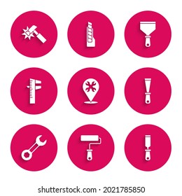 Establecer ubicación con llave, pincel de rodillos de pintura, archivo de metal Rasp, navaja de empuje, llave de freno, pinza de freno o pinza de freno y escala, y icono de martillo. Vector