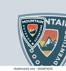 Conjunto de logo, insignias, pancartas, emblema para montaña, senderismo, camping, expedición y aventura al aire libre. Explorando la naturaleza