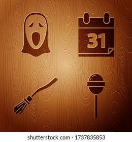 Poner Lollipop , mascarilla fantasma divertida y temible para Halloween , escoba de brujas y calendario con fecha de Halloween el 31 de octubre sobre fondo de madera. Vector