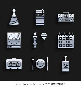 Set de piruleta, placa, tenedor y cuchillo, botella de whisky, calendario detallado, cinta de casete de audio retro, reproductor de vinilo con disco de vinilo, estéreo casero dos altavoces e icono de sombrero de fiesta. Vector