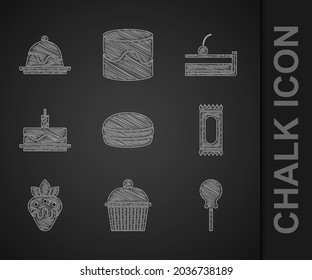 Coloca galletas de Macaron, pasteles, langostinos, dulces, fresas en chocolate, con velas ardientes, tarta de queso de cereza e icono. Vector