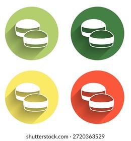 Establecer icono de galleta de Macaron aislado con fondo de sombra larga. Panadería dulce de macarrones. Botón de círculo de color. Vector