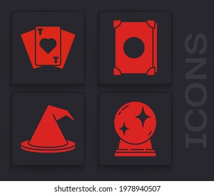 Establece la bola mágica, las cartas de juego, el libro de magia antigua y el icono del sombrero de bruja. Vector