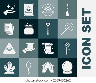 Fijar la bola mágica, el personal, la varita, los masones, el caldero de brujas, las tres cartas de tarot, las estrellas de esparkle con el truco mágico y el icono. Vector