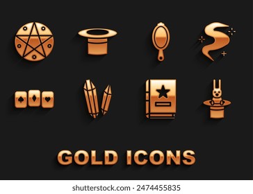 Conjunto de piedra mágica, niebla o humo, sombrero y conejo mágico, libro de magia antigua, cartas de juego, espejo de mano, círculo de pentagrama e icono. Vector