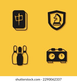 Establece piezas de Mahjong, reloj de ajedrez de tiempo, pin de boliche e icono de ajedrez con sombra larga. Vector
