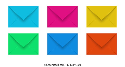 Conjunto de sobres de correo de varios colores sobre un fondo blanco.