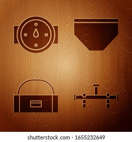 Colocar el colector, la rosa del viento, la maleta o el recipiente para el tambor y los baúles de baño sobre fondo de madera. Vector