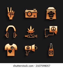 Establece la articulación de la marihuana, la esquirla, el megáfono, la botella de cerveza, el chat de la burbuja del habla, el sello de impresión de la camiseta de la paz, los audífonos, la chica hippie y el icono del símbolo. Vector