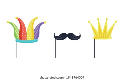 Juego de accesorios de vestuario de fiesta de mascarada, sombrero de bufón, corona dorada, bigotes negros en vectores de caricatura de garrapatas Ilustración