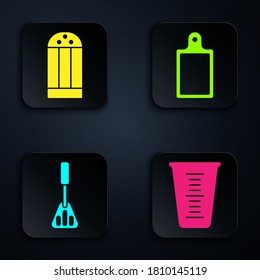Ajuste la taza de medida, la sal, la espátula y la tabla de corte. Botón cuadrado negro. Vector
