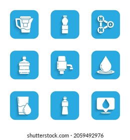 Colocar la bomba mecánica para agua, Botella de agua, Desprendimiento de agua con ubicación, Vidrio, Limpieza de botella grande, Fórmula química H2O e icono de filtro de jarra. Vector