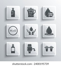 Die mechanische Pumpe für Wasser, Wasserfilter, Tropfen, Hände mit Seife waschen, Flasche von Wasser, chemische Formel H2O und reines Aqua-Symbol recyceln. Vektorgrafik