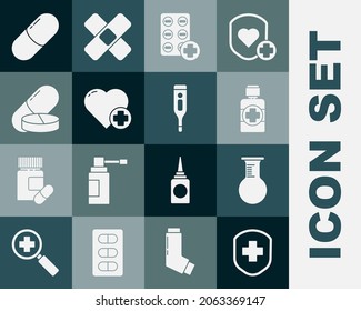 Setzen Sie einen medizinischen Schutzschild mit Kreuz, Reagenzglas und Kolben, Flasche Arzneimittel-Sirup, Blisterpackung Pillen, Herz, Arzneimittel-Pille oder Tablette und digitales Thermometer-Symbol ein. Vektorgrafik