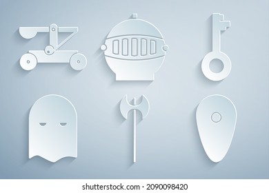 Ajuste el hacha medieval, la llave antigua, la máscara del verdugo, el escudo, el casco de hierro y el icono de las piedras de tiro de Catapult. Vector