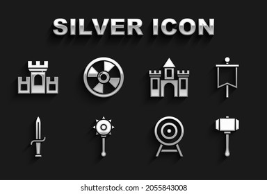 Establezca la bola de encaje, la bandera, el martillo, el blanco con flecha, la daga, el castillo, la fortaleza y el icono del escudo de madera redonda. Vector