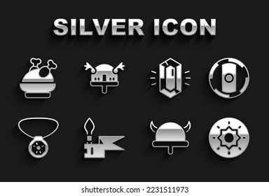 Set Mittelalterliche Speere, Schildkröte, Viking Horned Helm, Ketten mit Edelstein, Gem Stein, geröstetes Truthühnchen und Ikone. Vektorgrafik