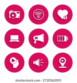 Megáfono, volumen del altavoz, reproducción de medios digitales con ubicación, indicador de nivel de Recargo de la batería, Botón de personas principales, computadora portátil, como y corazón e ícono de cámara fotográfica. Vector