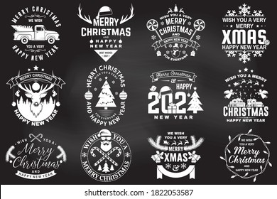 Juego de Feliz Navidad y sello de Año Nuevo Feliz 2021, sticker Set de citas con copos de nieve, muñeco de nieve, santa claus, caramelos, dulces, camión. Vector. Diseño de tipografía de época para navidad, emblema de año nuevo