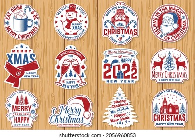 Juego de Feliz Navidad y sello de Año Nuevo Feliz 2022, sticker Set de citas con copos de nieve, muñeco de nieve, santa claus, dulces, dulces, galletas. Diseño de tipografía vectorial vintage para Navidad, emblema de año nuevo.