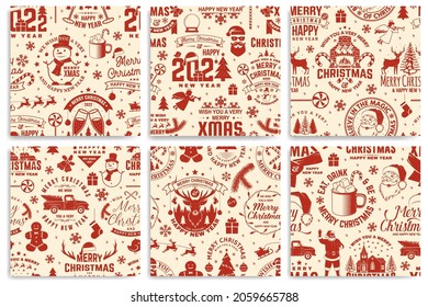 Fiesta de Feliz Navidad y Feliz Año Nuevo a la perfección con copos de nieve, colgando bola de navidad, Santa Claus, muñeco de nieve, caramelos. Vector. Fondo de Navidad con emblema de año nuevo en estilo retro.