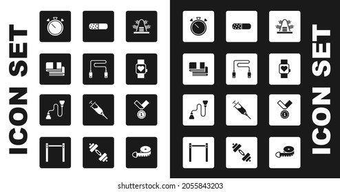 Ponga el rack de metal con pesas, cuerda de salto, pila de toallas, reloj de pulsera, inteligente, píldora de vitamina, icono de Medal y expansor de pecho. Vector