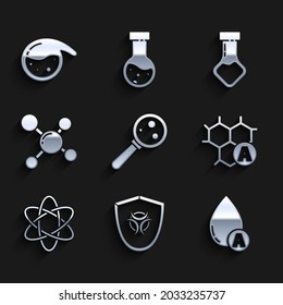 Poner microorganismos bajo lupa, símbolo de Bioriesgo en el escudo, gota de agua, fórmula química, átomo, molécula, tubo de ensayo y quimera y icono del matraz. Vector