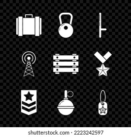 Colocar caja de municiones militares, campana de Kettlebell, porra de goma de la policía, Chevron, granada de mano, etiqueta de perro, radar e icono. Vector
