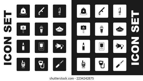 Set Cuchillo militar, linterna, protesta, casco de la policía británica, gorro de la policía con cucaracha, bastón de goma, icono Megaphone y Bullet. Vector