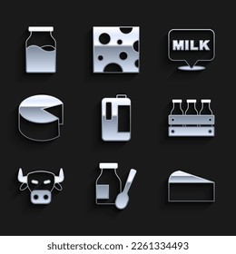 Set Milch in Plastikflasche, Trinkjogurt, Käse, Flasche Milch Holzkiste, Kuh Kopf, Lettern und mit Ikone. Vektorgrafik