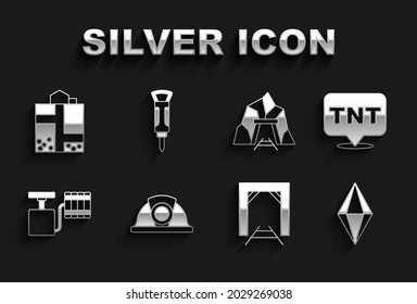 Colocar casco minero, dinamita, piedra de gema, entrada, detonador de manija y icono de jackhammer de construcción. Vector