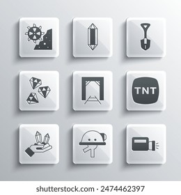Set Casco de minero, linterna, dinamita, entrada, piedra gema, excavadora de rueda de cubo e icono de pala. Vector