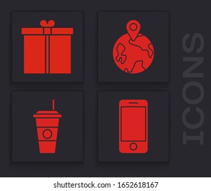 Configure el teléfono móvil con seguimiento de entrega de aplicaciones, caja de regalo , icono mundial y taza de café. Vector
