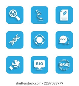 Fijar molécula, bioalimentos sanos, sin OMG, Etiqueta para el medio ambiente, Mano sujetando globo terrestre, símbolo de ADN, papel ecológico con hoja y microorganismos bajo icono de lupa. Vector