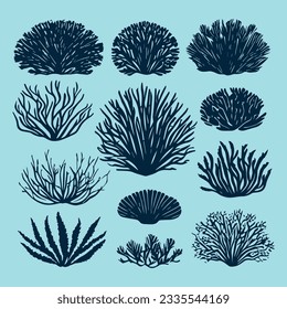 Conjunto de siluetas monocromáticas vectoriales de algas de diferentes formas, resaltadas sobre un fondo azul flora submarina, plantas marinas. Lineal. Plantas marinas vírgenes