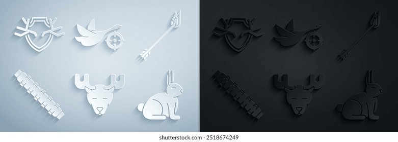 Conjunto Cabeza de alce con cuernos, Flecha de llama, cartuchos de cinturón de cartucho de caza, Conejo, en el punto de mira de pato y cornamentas de ciervo icono de escudo. Vector