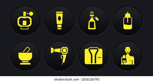 Set Mortero y almirez, Botella de aceite esencial, Secador de pelo, Albornoz, Tubo cosmético de crema loción, Hombre en la sauna e ícono de Aftershave. Vector