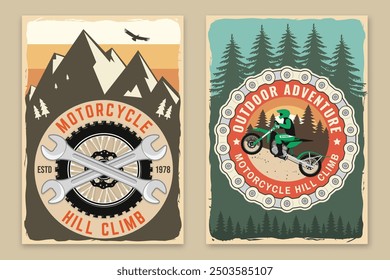 Set von Motorradhügel klettern Retro-Poster. Vektor. Extremsport mit Motorrad für Extremspringen und Rennen in den Bergen
