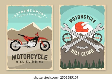 Conjunto de pósters retro de ascenso de colina de motocicleta. Vector. Deporte extremo con moto, casco de moto, cadenas, disco de freno y llaves