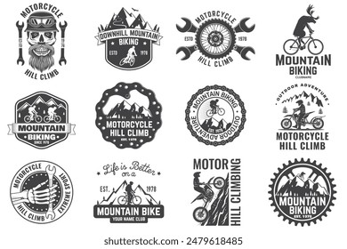 Set von Mountainbike- und Motorradbergsteigen Sammlung. Vektor. Konzept für Head Badges, Shirt, Print, Stempel oder Biketourismus. Vintage Typografie Design mit Wald, Mountainbike, Motorrad