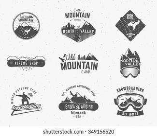 Conjunto de campos de montaña, etiquetas de exploradores vintage. Diseño de logotipo de aventura al aire libre. Viajar con la mano e insignia hipster. Símbolo de icono de Winter Snowboard. Selva, escalada, placa de camping forestal. Vector